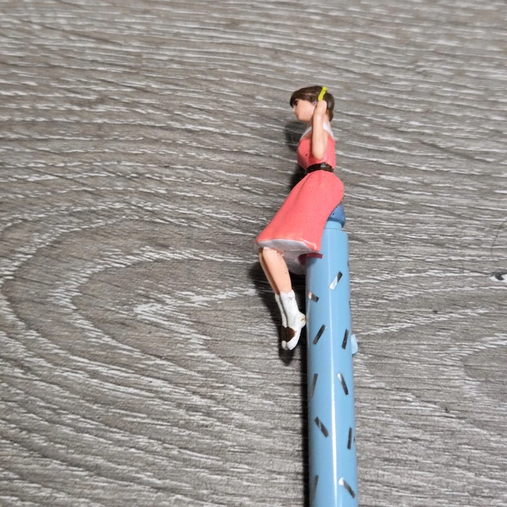 Unbranded plastic figure